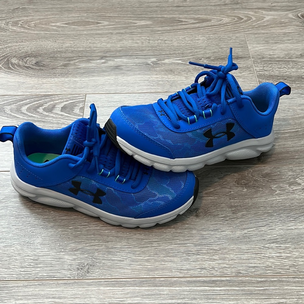 Boys Under Armour Shoes Sz 4Y